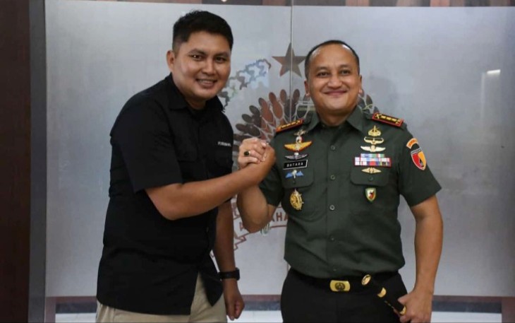 Momen pamitan Kolonel Inf Rama Pratama di Korem 081/DSJ menghadirkan momen tak terduga yang mempertemukan Danrem 082/CPYJ Kolonel Inf Batara Alex Bulo dengan mantan anggotanya, Serka Danny Maulana yang saat ini bertugas di Penrem 081/DSJ
