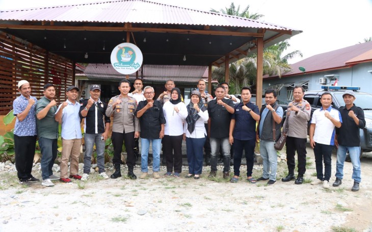 Kapolres Aceh Singkil, AKBP Joko Triyono, S.I.K., M.H. beserta jajarannya foto bersama wartawan usai melaksanakan ngopi bareng, di Singkil Utara