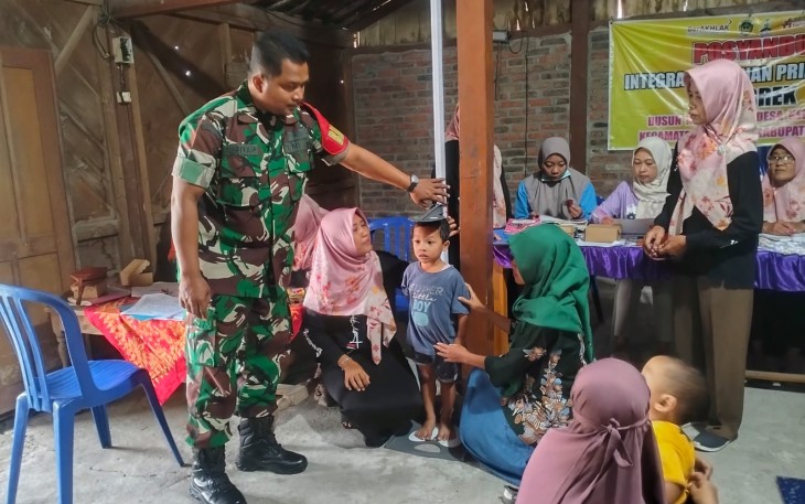 Babinsa Kedungrejo Dampingi Kegiatan Rutin Posyandu Bagi Balita