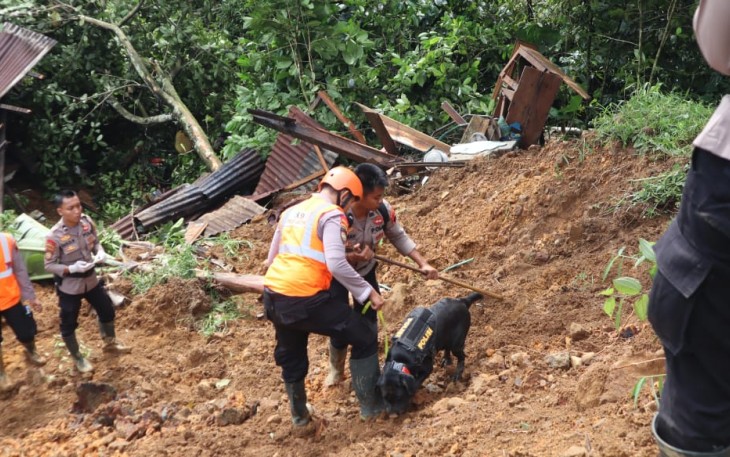 Tim K-9 Polda Jawa Tengah saat mencari jenazah korban longsor Pekalongan