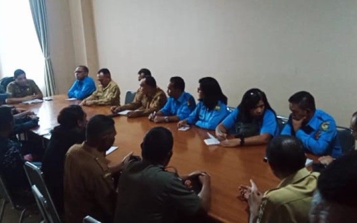 Perumda Tirta Komodo Ruteng saat beraudiensi dengan Sekda Manggarai dan LSM LPPDM,Senin(13/01/2025)