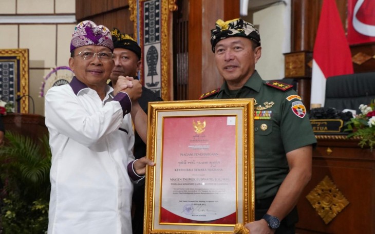 Pangdam IX/Udayana, Mayjen TNI Piek Budyakto, menerima penghargaan bergengsi Kerthi Bali Sewaka Nugraha dari Pemerintah Provinsi Bali. Penghargaan tersebut diserahkan langsung oleh Gubernur Bali, Dr. I Wayan Koster