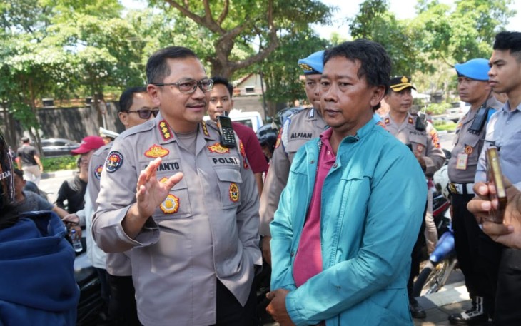 Kabid Humas Polda Jateng Kombes Pol Artanto Temui Para Orang Tua yang Menunggu Kabar Anaknya di Depan Mapolda Jateng