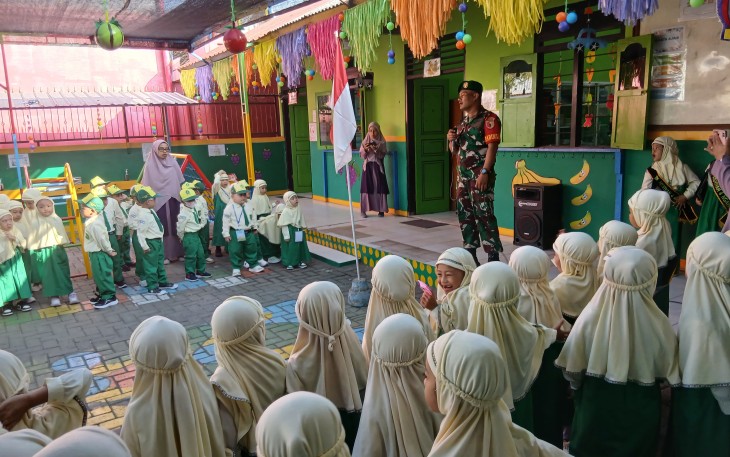Bintara Pembina Desa (Babinsa) Koramil 0805/01 Ngawi Jajaran Kodim 0805/Ngawi menjadi Pembina Upacara pada pelaksanaan kegiatan upacara Bendera hari Senin di TK Aisiyah II Kelurahan Karangtengah, Kecamatan Ngawi Kabupaten Ngawi, Senin (11/08/2025)