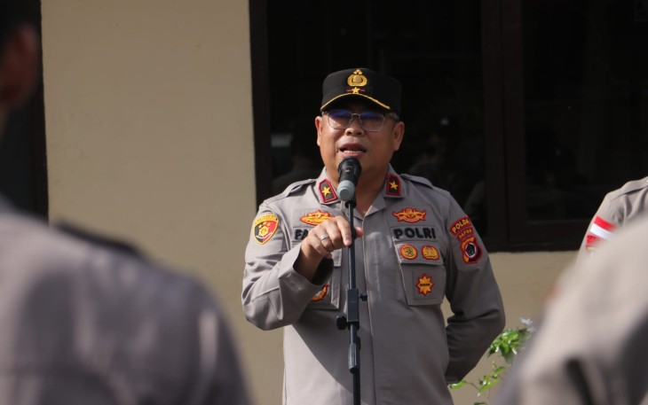Wakil Kepala Kepolisian Daerah (Wakapolda) Papua, Brigjen Pol Dr. Faizal Ramadhani, S.Sos., S.I.K., M.H., memimpin apel Satuan Kerja (Satker) Bidang Hubungan Masyarakat (Humas) Polda Papua di halaman Mako Polda Papua, Kota Jayapura, pada Rabu (08/01/2025)