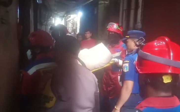 Bhabinkamtibmas Polsek Tambora dan Tim Rescue Bantu Evakuasi Jenazah di Rumah Sederhana Dari Lantai 3