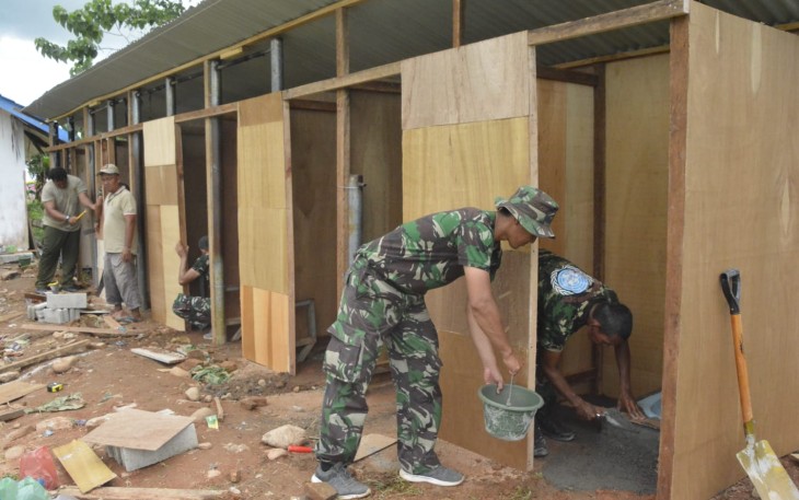 Prajurit Korem 023/KS Bangun Fasilitas MCK Darurat untuk Masyarakat Terdampak Bencana