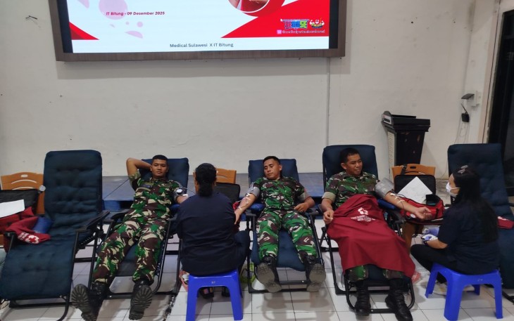Foto Personil Kodim 1310/Bitung saat mengikuti kegiatan donor darah pada HUT Pertamina Ke-68