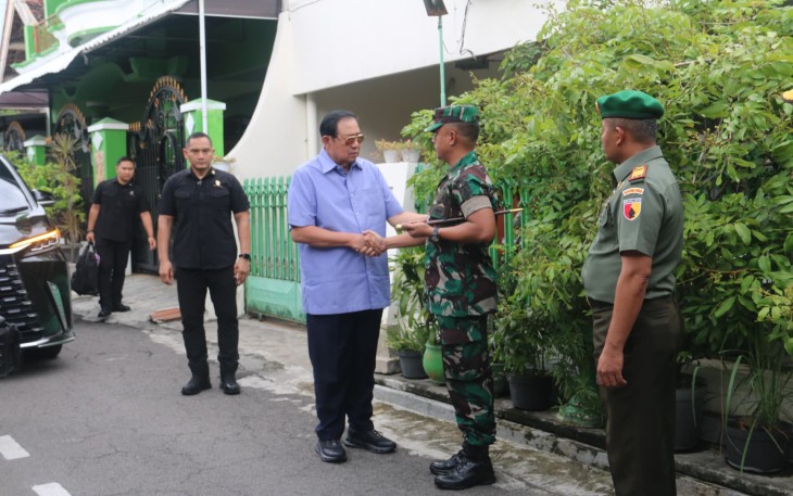 Dandim Madiun Sambut Kedatangan Susilo Bambang Yudhoyono dalam Kunjungan di Kota Madiun