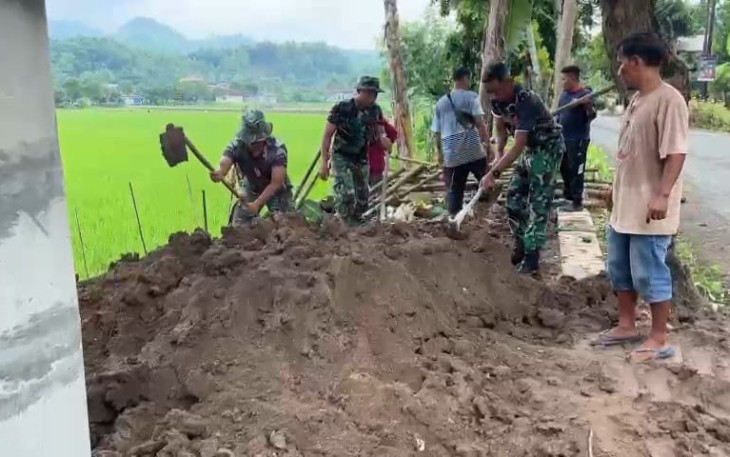 Babinsa 0801/01 Pacitan Bantu Ratakan Tanah