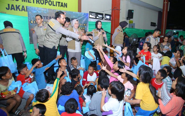 Polri Dirikan Dapur Lapangan dan Gelar Trauma Healing untuk Korban Kebakaran di Kebon Kosong