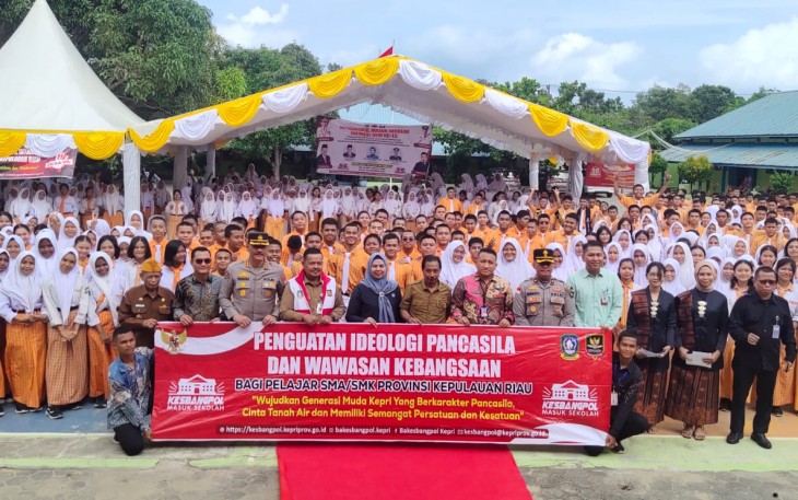  Ketua TP PKK Kepulauan Riau, Dewi Kumalasari Ansar mengingatkan para remaja, khususnya pelajar akan bahaya perundingan atau dikenal dengan istilah bullying dan bijak dalam bermedia sosial