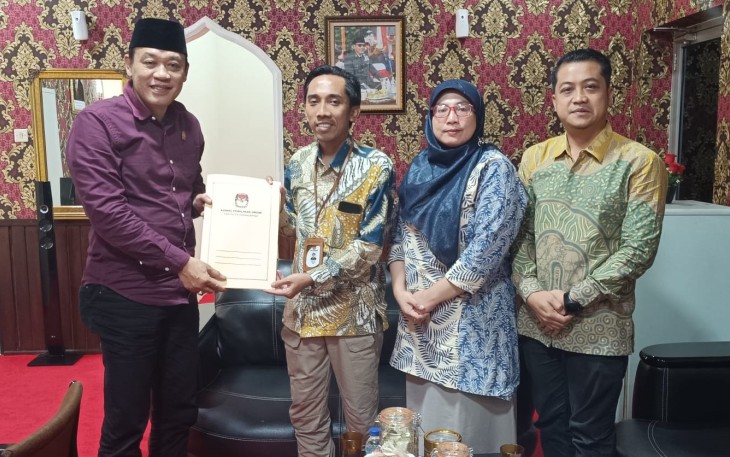 Ketua KPU Karanganyar Daryono menyerahkan berkas usulan pelantikan pasangan Bupati dan Wakil Bupati Karanganyar terpilih, Rober Christanto dan Adhe Eliana, kepada Ketua DPRD Karanganyar Bagus Selo, Jumat (10/1/2025).