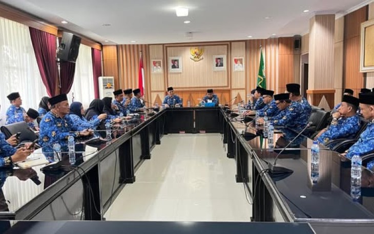 Penjabat Sekretaris Daerah Provinsi (Sekdaprov) Herwan Antoni memimpin rapat koordinasi bersama seluruh kepala Organisasi Perangkat Daerah (OPD) di Ruang Rapat Merah Putih L, Kantor Gubernur Bengkulu, Selasa (17/6/2025)/ Foto : MC