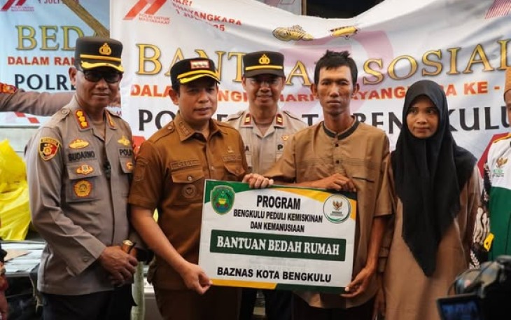 Kepolisian Resort Kota Bengkulu (Polresta Bengkulu) bersama Pemerintah Kota Bengkulu terus menunjukkan kepedulian sosial dengan menjalankan program bedah rumah bagi warga kurang mampu /Foto : MC