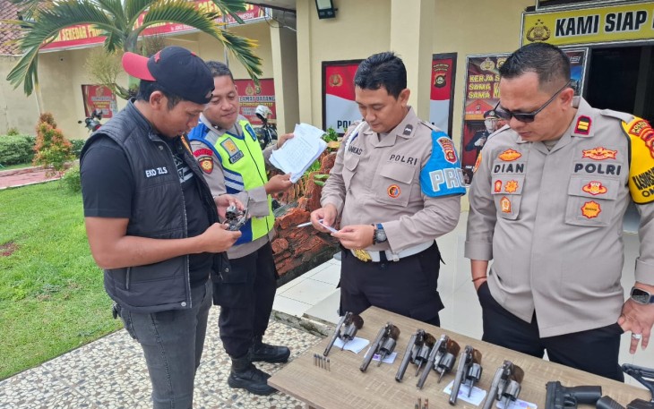 Pengecekan Berkala Senpi Dinas  
