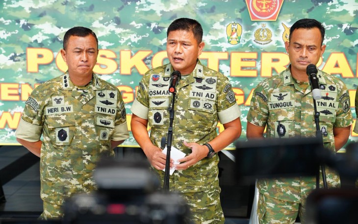 Wakil Kepala Pusat Penerangan (Wakapuspen) TNI Brigjen TNI Osmar Silalahi, didampingi Kadispenal Laksma TNI Tunggul, Sekretaris Dispenad Kolonel Inf Heri Bambang Wahyudi, serta Kasubdisdokprod Dispenau Kolonel Sus Filfadri, memaparkan perkembangan terbaru terkait pelibatan TNI dalam operasi penanggulangan bencana di Aceh, Sumatera Utara, dan Sumatera Barat