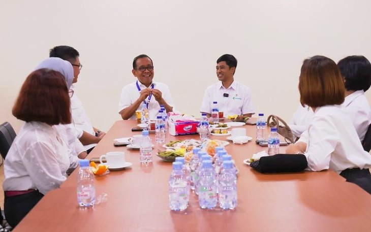 Menko PMK Prof Pratikno bersama Wamenkes Prof Dante Saksono Harbuwono di puskesmas Gambir Jakarta, Kamis (13/2)