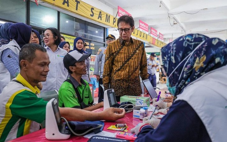 Menkes Budi Gunadi Sadikin meninjau pengecekan kesehatan pengemudi di terminal Kampung Rambutan, Jakarta, Kamis (27/3)