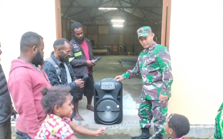 Danramil 1710-04/Tembagapura Berikan Bantuan Speaker Ke Gereja