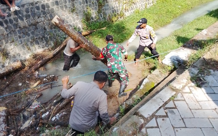 Babinsa Koramil 0801/01 Pacits Bersihkan Saluran Air Sungai