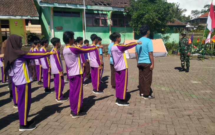Babinsa Koramil Sine Berikan Pelatihan PBB dan Kepramukaan