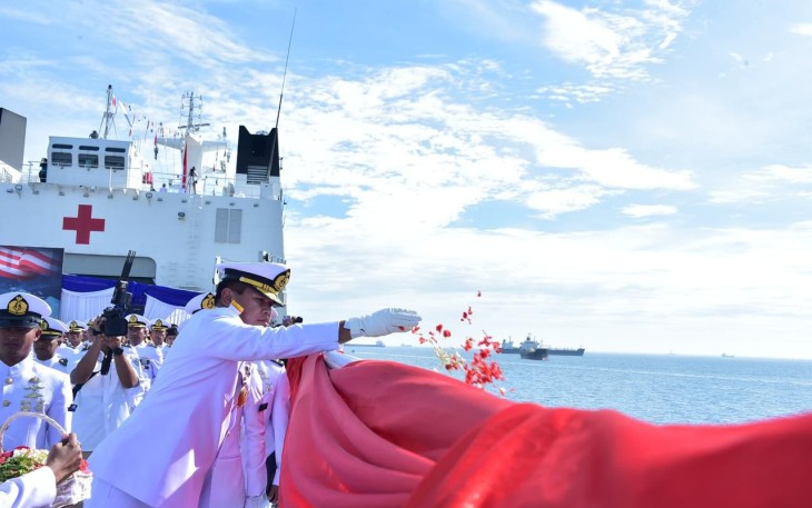 Kepala Staf Angkatan Laut (Kasal) Laksamana TNI Dr. Muhammad Ali saat memberikan sambutan usai memimpin Upacara dan Tabur Bunga dalam rangka memperingati Hari Dharma Samudera 2025 di atas KRI Radjiman Wedyodiningrat (KRI RJW)-992 yang berlayar di Perairan Teluk Jakarta. Rabu (15/01).