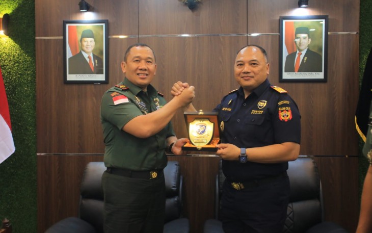  Panglima Kodam XII/Tanjungpura Mayjen TNI Jamallulael, S.Sos., M.Si., melaksanakan silaturahmi dengan Kepala DJBC (Direktorat Jenderal Bea dan Cukai) Kalimantan Bagian Barat, Imik Eko Putro. Pertemuan berlangsung di Kantor DJBC Kalbagbar, Kota Pontianak. Rabu (15/1/2025)