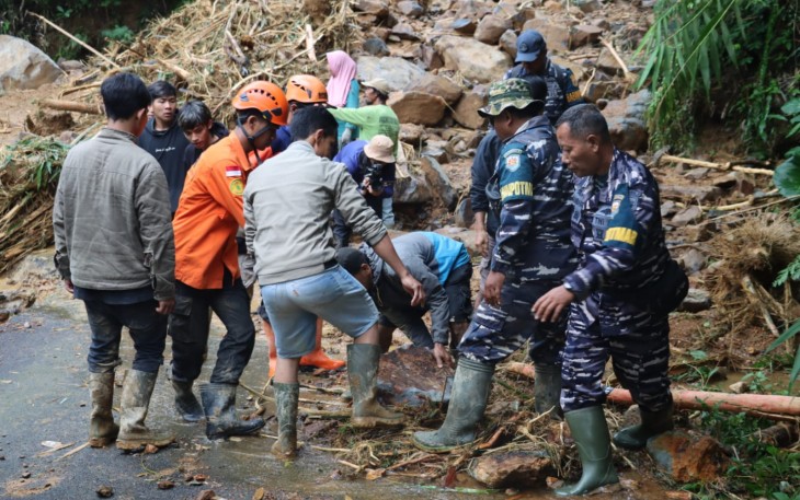 NI AL Sisir Aliran Sungai di Hari Ketiga Evakuasi Longsor di Pekalongan 