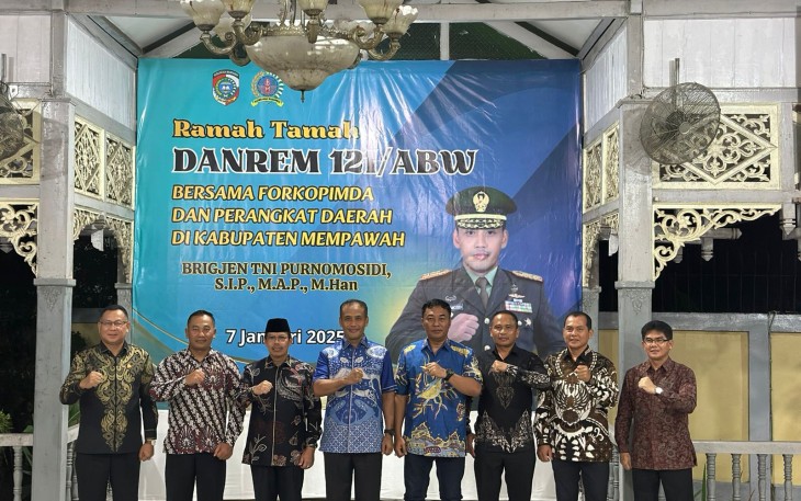 Danrem 121/Abw Brigjen TNI Purnomosidi, S.I.P., M.A.P., M.Han., melaksanakan ramah tamah dengan Forkopimda dan tokoh masyarakat Kabupaten Mempawah, bertempat di Pendopo Bupati Mempawah, Kalimantan Barat, Rabu (08/01/2025)