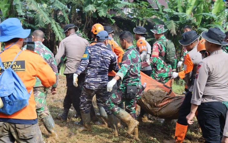 TNI AL Bersama Tim Satgas Bencana Kembali Evakuasi Dua Jenazah Korban Longsor di Pekalongan 