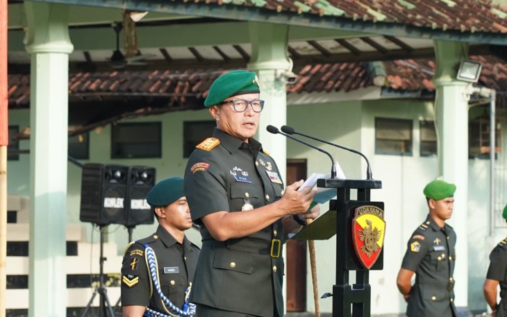 angdam IX/Udayana Mayjen TNI Piek Budyakto memimpin upacara peringatan Hari Juang TNI Angkatan Darat Tahun 2025 sebagai Inspektur Upacara (Irup) yang diikuti oleh seluruh personel militer dan PNS Garnisun Denpasar. Upacara digelar secara khidmat dan sederhana di Lapangan Makorem 163/Wira Satya, Denpasar, Senin (15/12/2025)