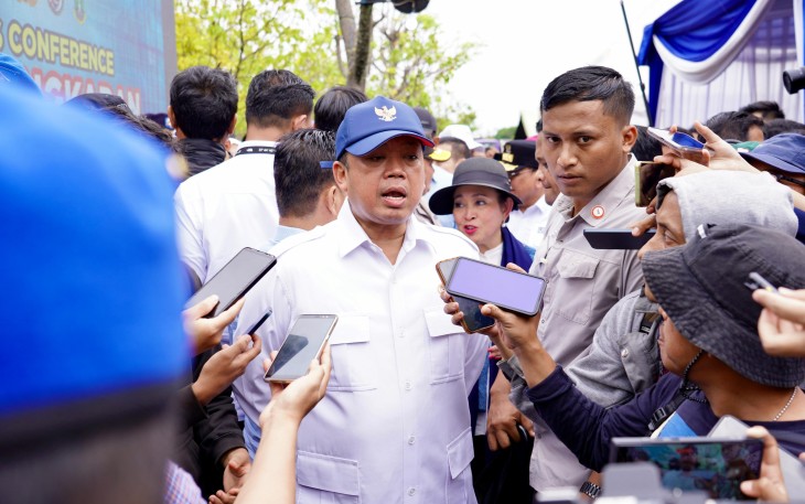 Menteri ATR/Kepala BPN, Nusron Wahid, seusai meninjau pencabutan pagar laut di Tanjung Pasir, Kabupaten Tangerang, Rabu (22/01/2025).