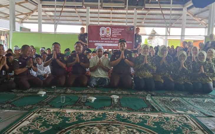 Kejaksaan Negeri (Kejari) Kabupaten Aceh Singkil, dibawah pimpinan Muhammad Junaidi SH MH didampingi istri Ny. Citra Junaidi, melakukan kegiatan Adyaksa Peduli mengunjungi pondok pesantren Darul Ulum, Pulo Sarok, Singkil dan tatap muka dengan para santri setempat, Senin, (25/8/2025)