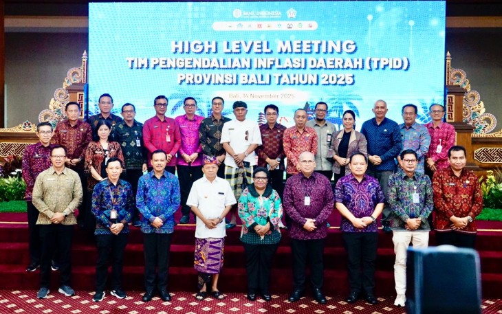 Acara High Level Meeting (HLM) TPID Provinsi Bali menjelang Hari Raya Galungan, Kuningan, Natal, dan Tahun Baru di Ruang Tirta Gangga, Kantor Perwakilan Bank Indonesia (BI) Provinsi Bali, Kota Denpasar, Jumat (14/11/2025)
