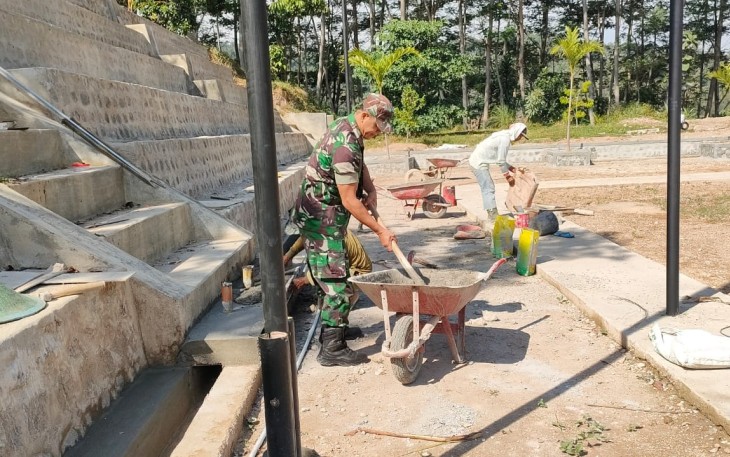 Babinsa Desa Padas Bantu Karya Bhakti Pembangunan Lapangan Desa