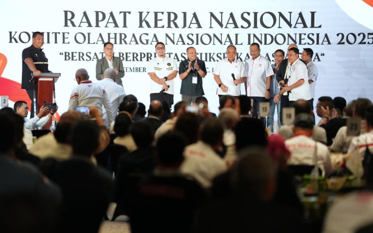 Menpora Ario Bimo Nandito Ariotedjo memberikan sambutan saat Rakernas KONI di Jakarta 