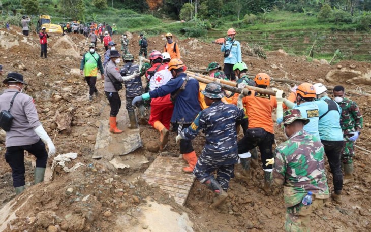 TNI AL Kembali Evakuasi Dua Korban dan Bagikan Obat-obatan Untuk Warga Terdampak Tanah Longsor di Pekalongan 