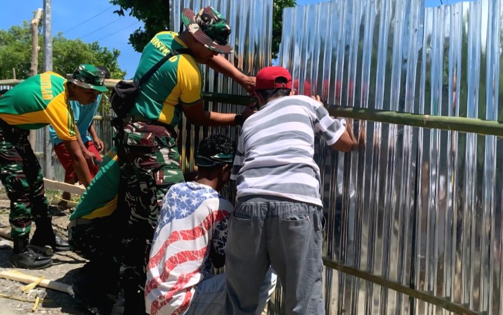 Satgas Pamtas Yonarmed 12 Kostrad Bantu Warga Lakmaras Persiapkan Tradisi Sambut Baru