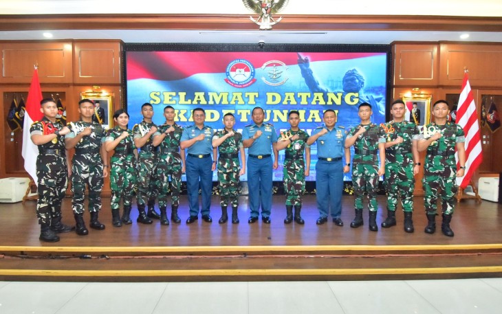 Panglima Komando Lintas Laut Militer (Pangkolinlamil) Laksamana Muda TNI Rudhi Aviantara IH., S.E., M.Si., M.Tr.(Han)., CHRMP. didampingi Kepala Staf Kolinlamil (Kas Kolinlamil) dan Asisten Operasi Pangkolinlamil (Asops Pangkolinlamil) menerima kunjungan dari Kadet Univeristas Pertahanan Republik Indonesia (UNHAN RI) ke Markas Komando Lintas Laut Militer. Kegiatan ini dilaksanakan di Gedung Laut Nusantara, Kolinlamil, Jakarta Utara (24/12)