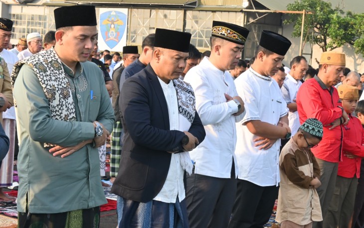 Ribuan Warga Bandung Salat Idul Adha di Lanud Husein Sastranegara