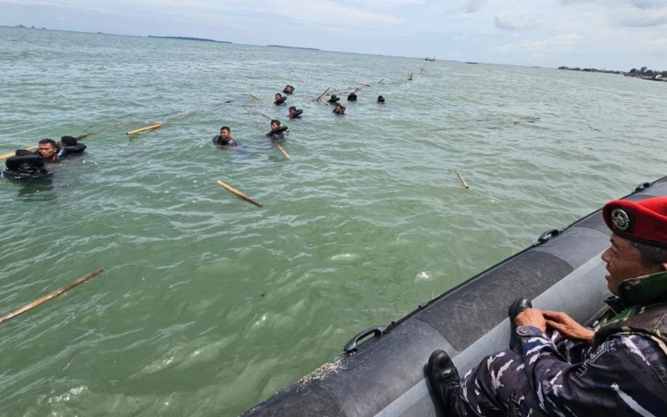 Pembongkaran Pagar Laut Ilegal di perairan Tangerang.