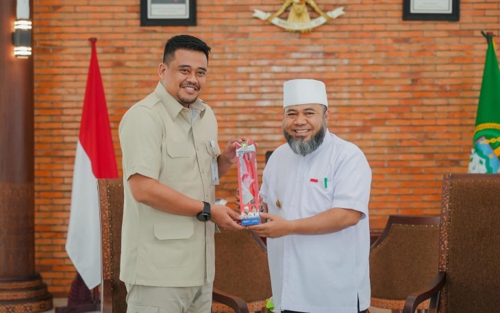 Gubernur Sumatera Utara (Sumut), Muhammad Bobby Afif Nasution, menerima kunjungan Gubernur Bengkulu, Helmi Hasan, di Anjungan Lantai 9, Kantor Gubernur Sumut, Jalan Diponegoro Nomor 30, Medan