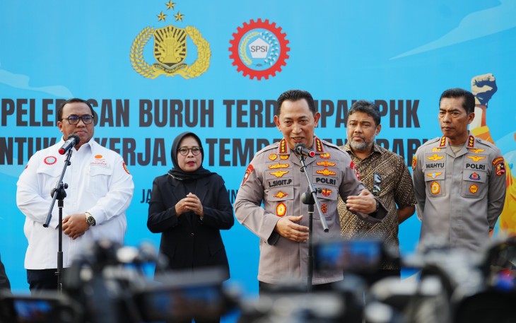 Kapolri Jenderal Listyo Sigit Prabowo melepas 700 buruh terdampak Pemutusan Hubungan Kerja (PHK) untuk bekerja di tempat yang baru. Kegiatan tersebut dilaksanakan di Gedung Rupattama,  Mabes Polri, Jakarta Selatan, Kamis (12/6/2025)
