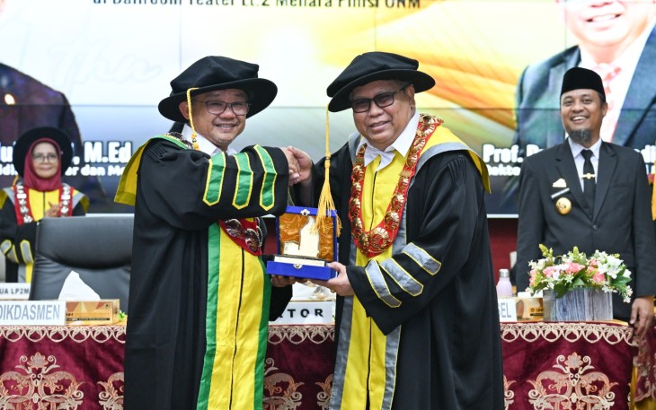 Menteri Pendidikan Dasar dan Menengah (Mendikdasmen), Abdul Mu’ti, menerima penghargaan sebagai Tokoh Pendidikan Nasional dari Forum Fakultas Ilmu Pendidikan se-Indonesia di Universitas Negeri Makassar (UNM), Sabtu (2/8)