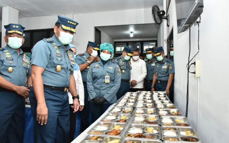 Panglima Kolinlamil bersama Kasal saat Tinjau Proses Pengolahan Makan Bergizi Gratis
