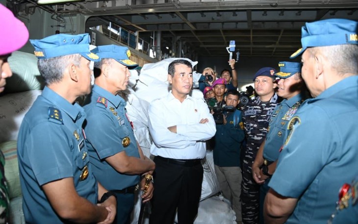 Menteri Pertanian Republik Indonesia (Mentan RI) Dr. Ir. Andi Amran Sulaiman, M.P. bersama Kepala Staf Angkatan Laut (Kasal) Laksamana TNI Dr. Muhammad Ali melaksanakan peninjauan serta pelepasan Bantuan Banjir Tahap III menggunakan KRI Makassar-590 dari Dermaga Kolinlamil, Jakarta Utara, Selasa (16/12)