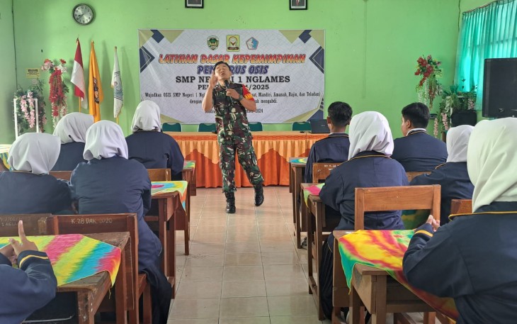 Babinsa Banjarsari Tanamkan Jiwa Kepemimpinan bagi Pelajar SMPN 1 Nglames