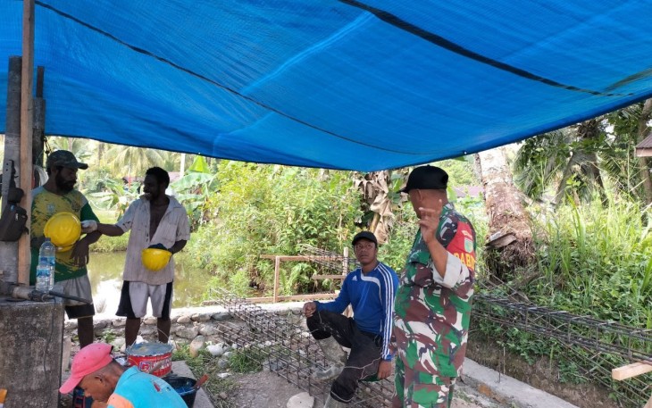 Babinsa Mapurujaya Komsos Dengan Warga