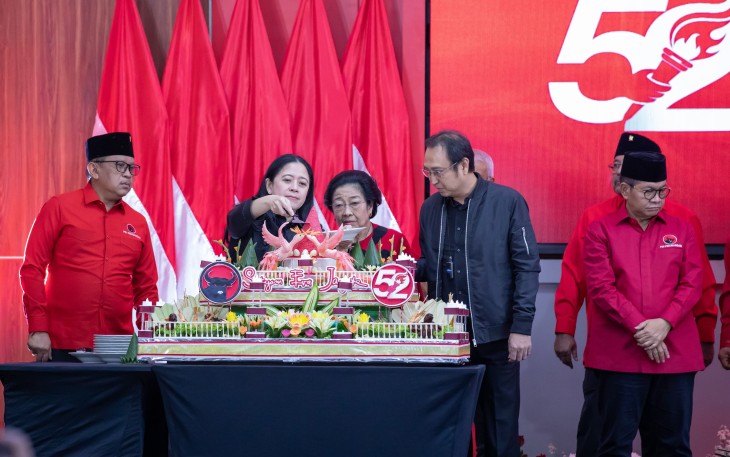 Pemotongan Tumpeng oleh Ketua DPP PDIP Puan Maharani bersama Ketum PDIP Megawati.
